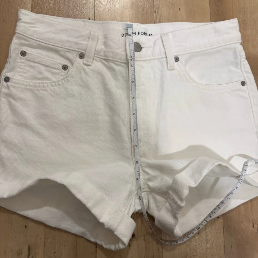 Aritzia Denim Forum The '90s A-Line Hi-Rise Jean Short in white size 25